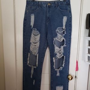 EVERYTHING ON SALE ❣️❣️❣️Destructed mom jeans.